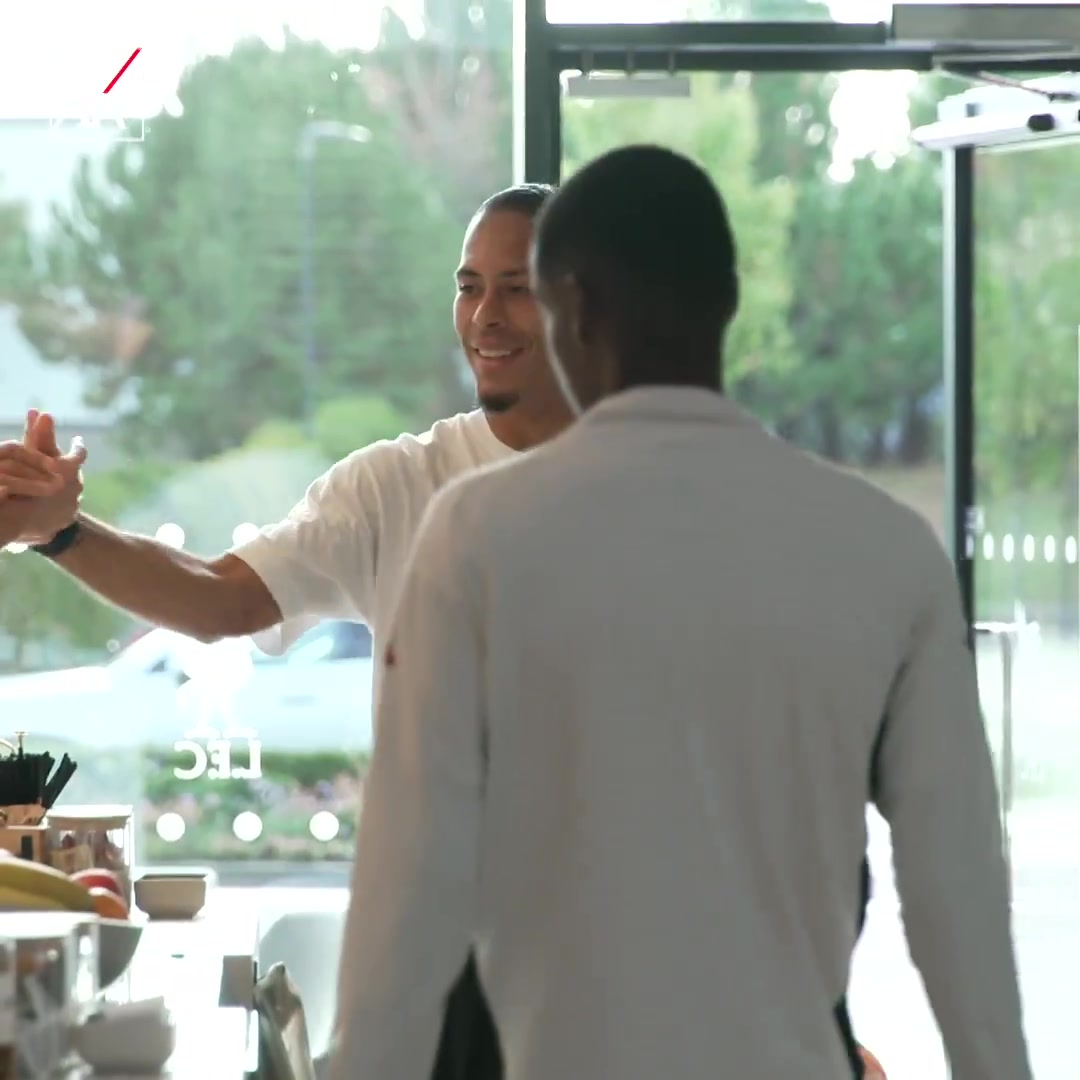 来了老弟！利物浦队长范迪克与伊萨克拥抱，欢迎后者加盟球队