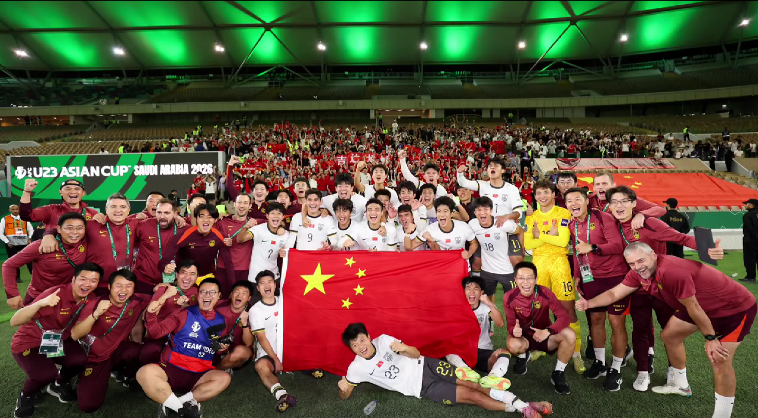 半岛体育APP-有爱!鲍世蒙爸妈率10位家人为国足加油,安东尼奥吃惊全队哄堂大笑