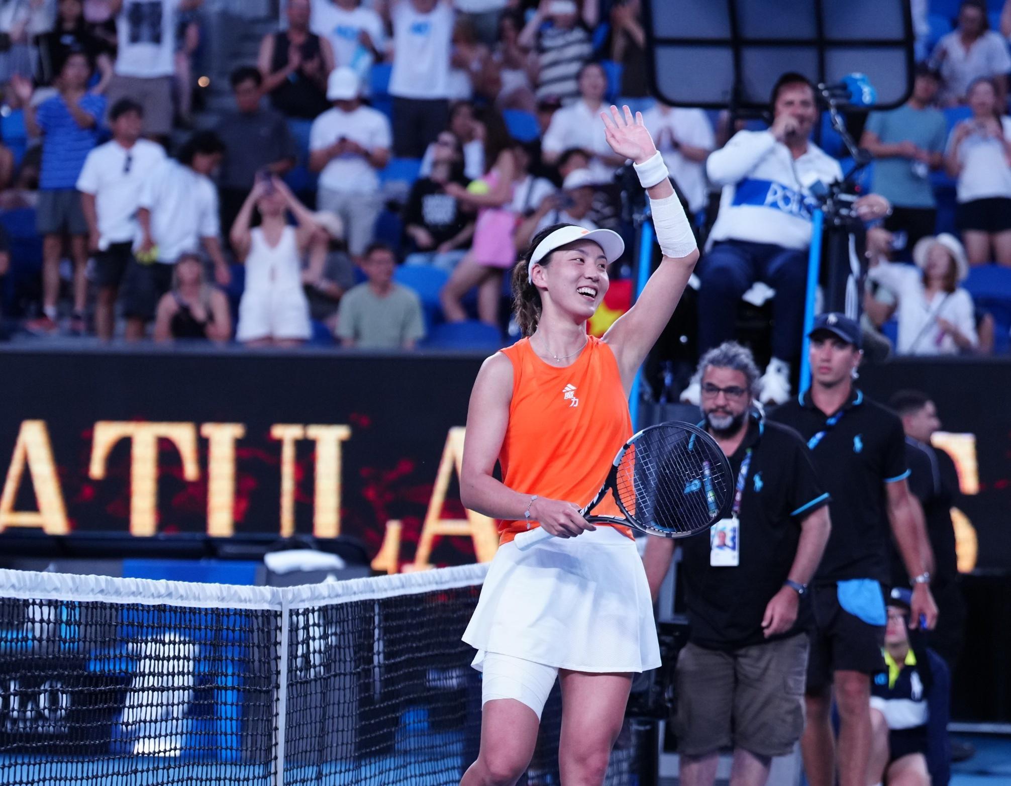 半岛体育官网-又美又能打！王欣瑜2-0复仇+首进澳网16强：中国莎娃挥手微笑真甜